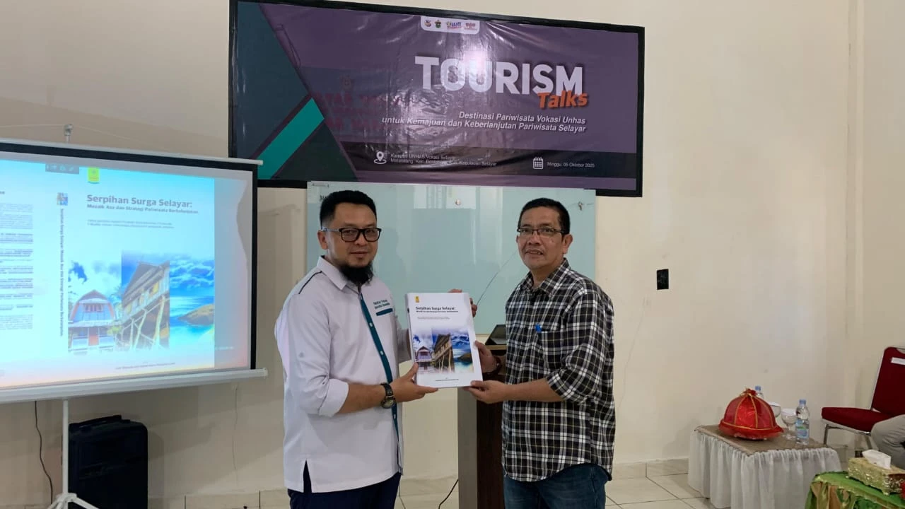 Dr. Yadi Mulyadi menyerahkan buku